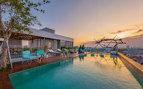 Khách Sạn và Khu Căn Hộ Prana Boutique